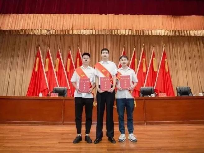 意昂娱乐集团杨靖、周天赐、肖正国被授予“长沙工匠”称号！